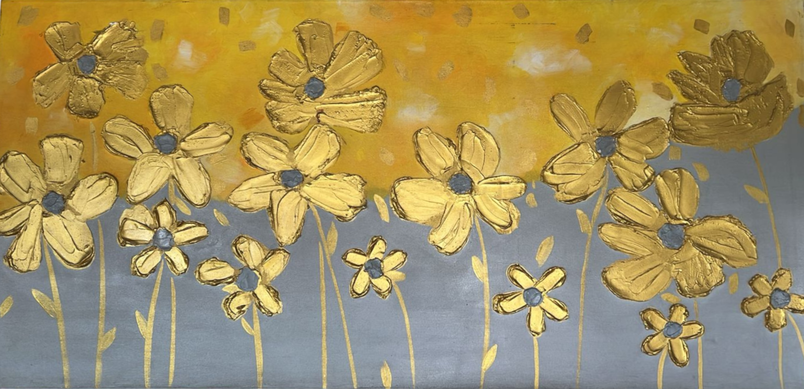 Flores doradas en relieve